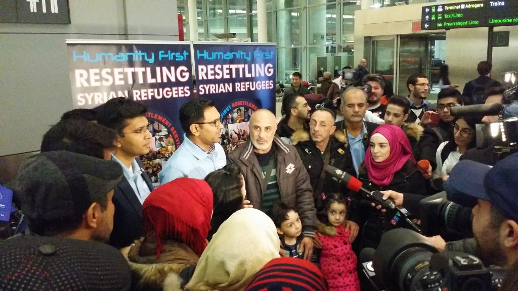 The first Syrian refugee family lands in Toronto in December 2015. >Flickr/Domnic Santiago